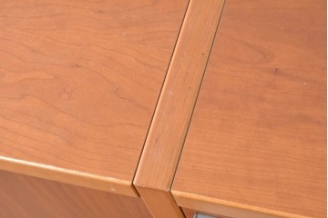 《引き出しユニットの組み立て費込み》　中古　美品　イタリア高級輸入家具　Poliform(ポリフォーム)　チェリー材の温かみのある色合いが映えるモダンデザインのサイドボード　定価約150万円　(R-087267)