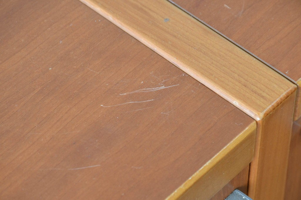 《引き出しユニットの組み立て費込み》　中古　美品　イタリア高級輸入家具　Poliform(ポリフォーム)　チェリー材の温かみのある色合いが映えるモダンデザインのサイドボード　定価約150万円　(R-087267)