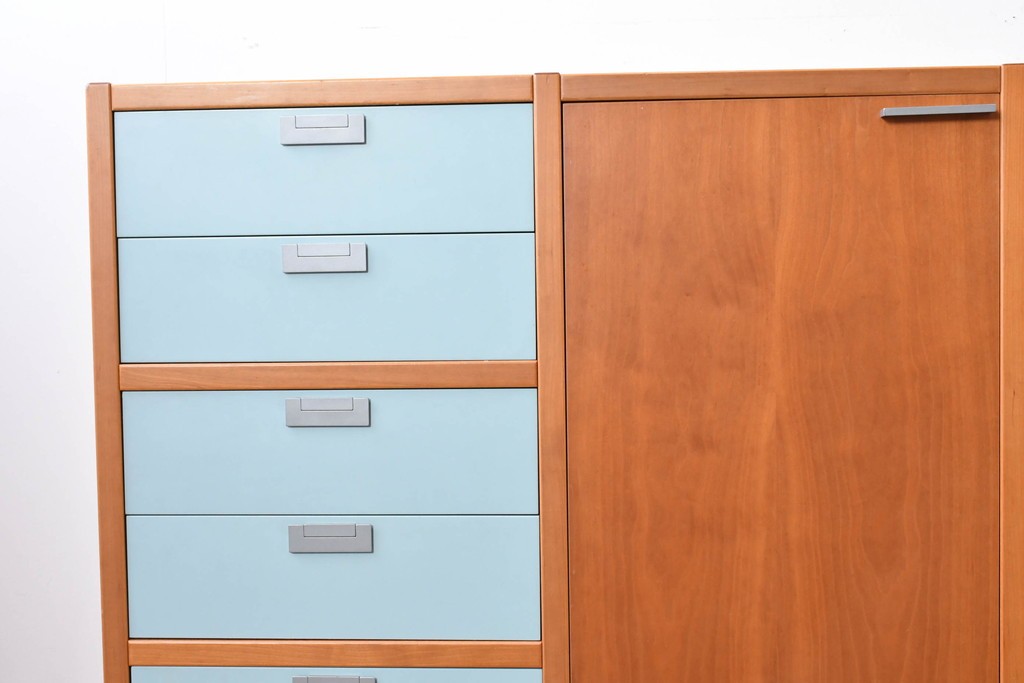 《引き出しユニットの組み立て費込み》　中古　美品　イタリア高級輸入家具　Poliform(ポリフォーム)　チェリー材の温かみのある色合いが映えるモダンデザインのサイドボード　定価約150万円　(R-087267)