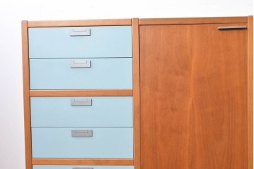 《引き出しユニットの組み立て費込み》　中古　美品　イタリア高級輸入家具　Poliform(ポリフォーム)　チェリー材の温かみのある色合いが映えるモダンデザインのサイドボード　定価約150万円　(R-087267)