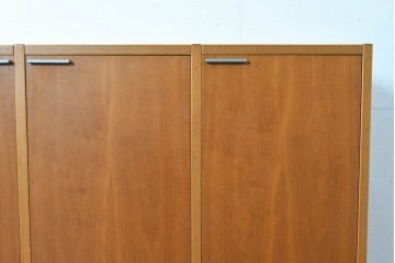 《引き出しユニットの組み立て費込み》　中古　美品　イタリア高級輸入家具　Poliform(ポリフォーム)　チェリー材の温かみのある色合いが映えるモダンデザインのサイドボード　定価約150万円　(R-087267)