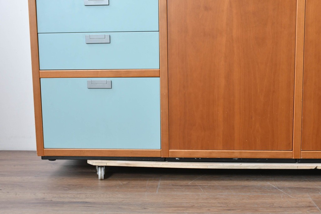 《引き出しユニットの組み立て費込み》　中古　美品　イタリア高級輸入家具　Poliform(ポリフォーム)　チェリー材の温かみのある色合いが映えるモダンデザインのサイドボード　定価約150万円　(R-087267)