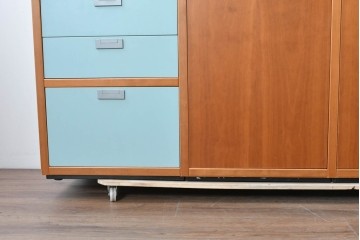 《引き出しユニットの組み立て費込み》　中古　美品　イタリア高級輸入家具　Poliform(ポリフォーム)　チェリー材の温かみのある色合いが映えるモダンデザインのサイドボード　定価約150万円　(R-087267)