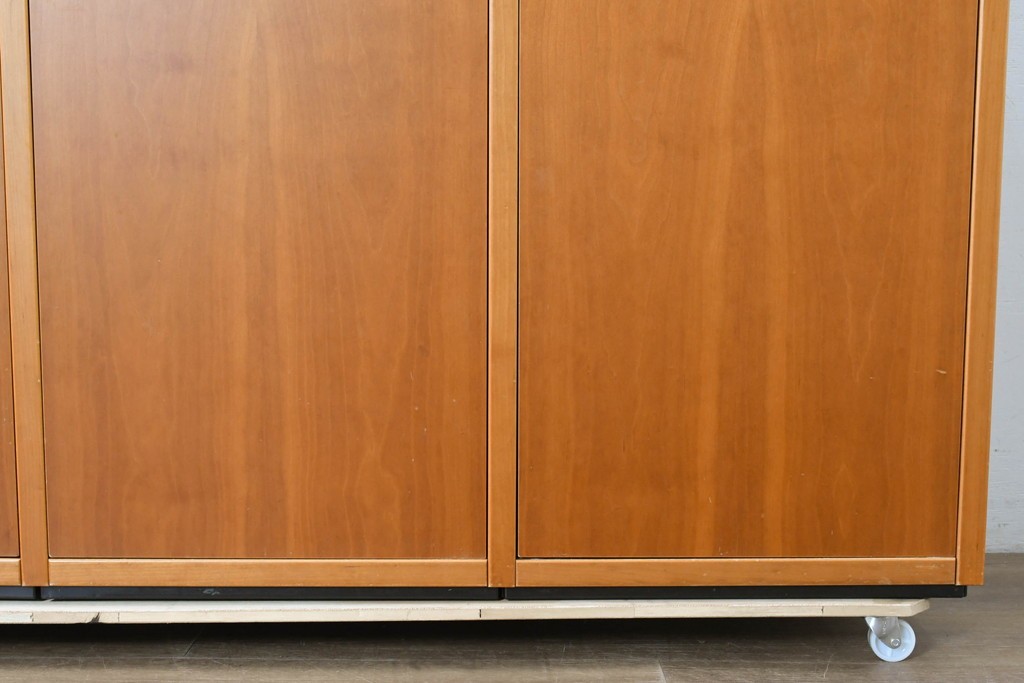 《引き出しユニットの組み立て費込み》　中古　美品　イタリア高級輸入家具　Poliform(ポリフォーム)　チェリー材の温かみのある色合いが映えるモダンデザインのサイドボード　定価約150万円　(R-087267)