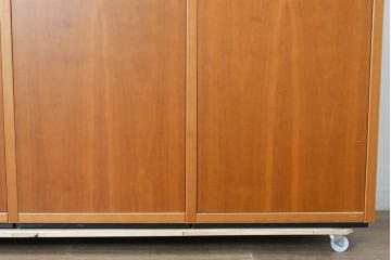 《引き出しユニットの組み立て費込み》　中古　美品　イタリア高級輸入家具　Poliform(ポリフォーム)　チェリー材の温かみのある色合いが映えるモダンデザインのサイドボード　定価約150万円　(R-087267)