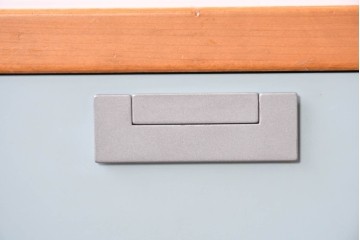 《引き出しユニットの組み立て費込み》　中古　美品　イタリア高級輸入家具　Poliform(ポリフォーム)　チェリー材の温かみのある色合いが映えるモダンデザインのサイドボード　定価約150万円　(R-087267)