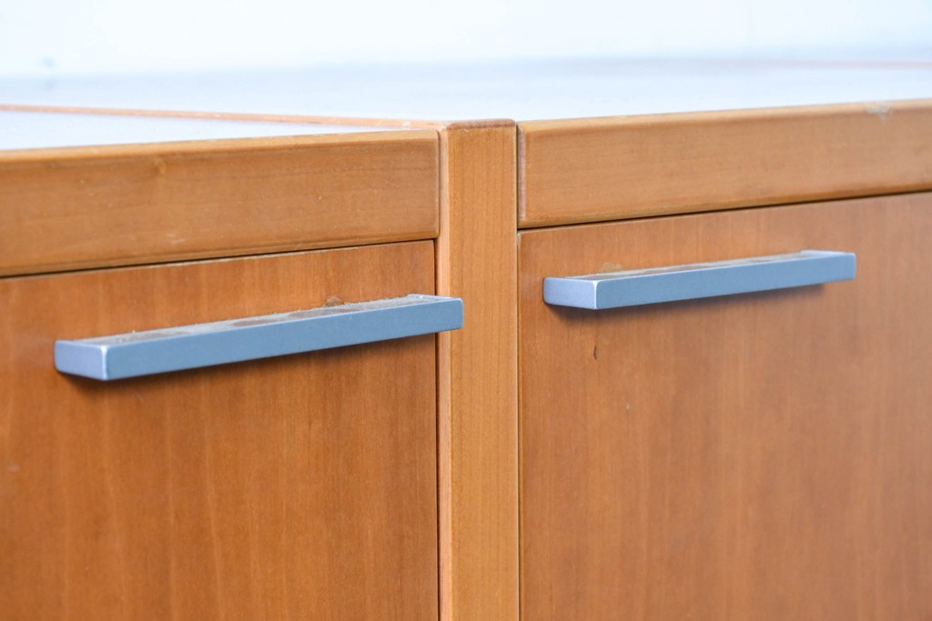 《引き出しユニットの組み立て費込み》　中古　美品　イタリア高級輸入家具　Poliform(ポリフォーム)　チェリー材の温かみのある色合いが映えるモダンデザインのサイドボード　定価約150万円　(R-087267)