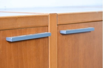 《引き出しユニットの組み立て費込み》　中古　美品　イタリア高級輸入家具　Poliform(ポリフォーム)　チェリー材の温かみのある色合いが映えるモダンデザインのサイドボード　定価約150万円　(R-087267)