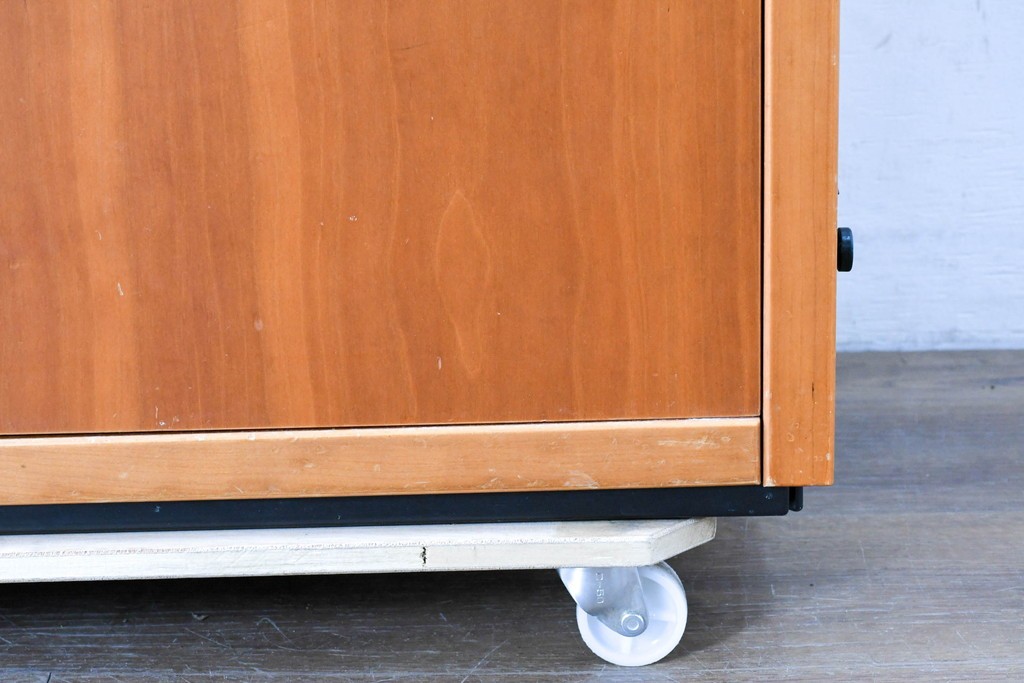 《引き出しユニットの組み立て費込み》　中古　美品　イタリア高級輸入家具　Poliform(ポリフォーム)　チェリー材の温かみのある色合いが映えるモダンデザインのサイドボード　定価約150万円　(R-087267)