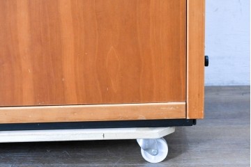 《引き出しユニットの組み立て費込み》　中古　美品　イタリア高級輸入家具　Poliform(ポリフォーム)　チェリー材の温かみのある色合いが映えるモダンデザインのサイドボード　定価約150万円　(R-087267)