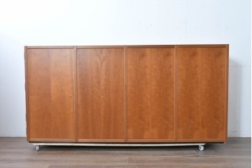 《引き出しユニットの組み立て費込み》　中古　美品　イタリア高級輸入家具　Poliform(ポリフォーム)　チェリー材の温かみのある色合いが映えるモダンデザインのサイドボード　定価約150万円　(R-087267)