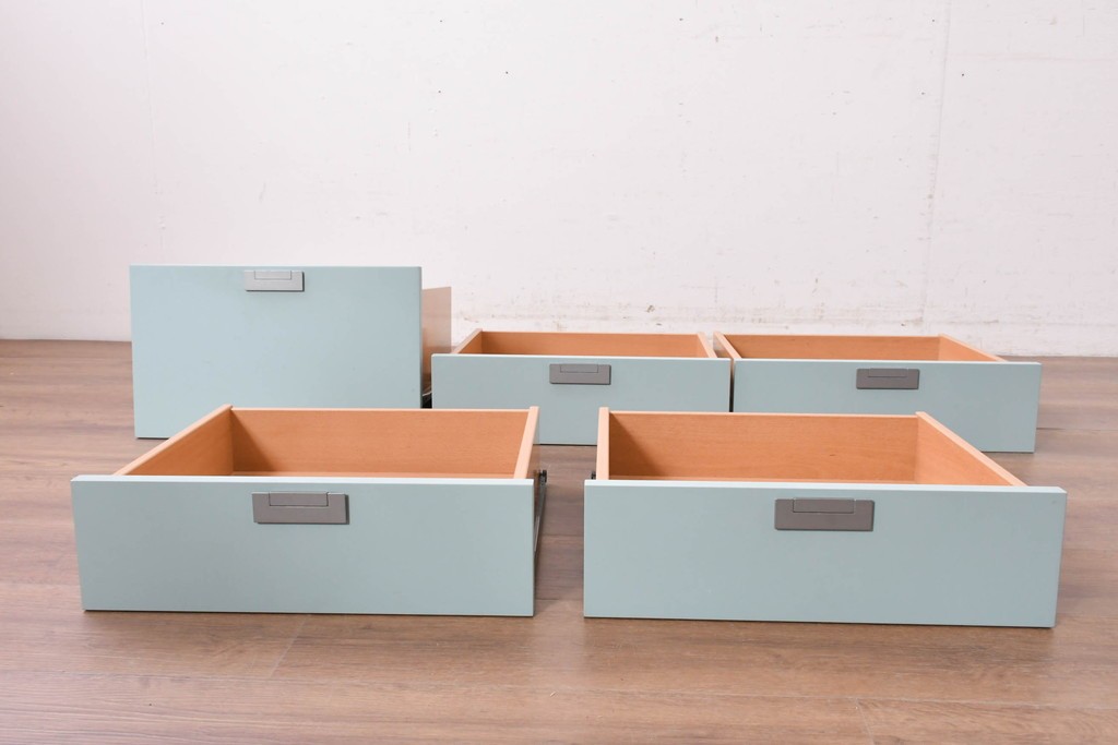 《引き出しユニットの組み立て費込み》　中古　美品　イタリア高級輸入家具　Poliform(ポリフォーム)　チェリー材の温かみのある色合いが映えるモダンデザインのサイドボード　定価約150万円　(R-087267)