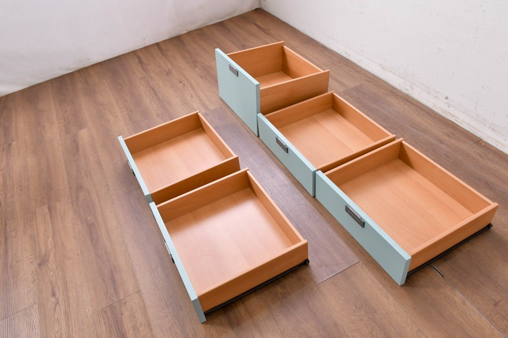 《引き出しユニットの組み立て費込み》　中古　美品　イタリア高級輸入家具　Poliform(ポリフォーム)　チェリー材の温かみのある色合いが映えるモダンデザインのサイドボード　定価約150万円　(R-087267)