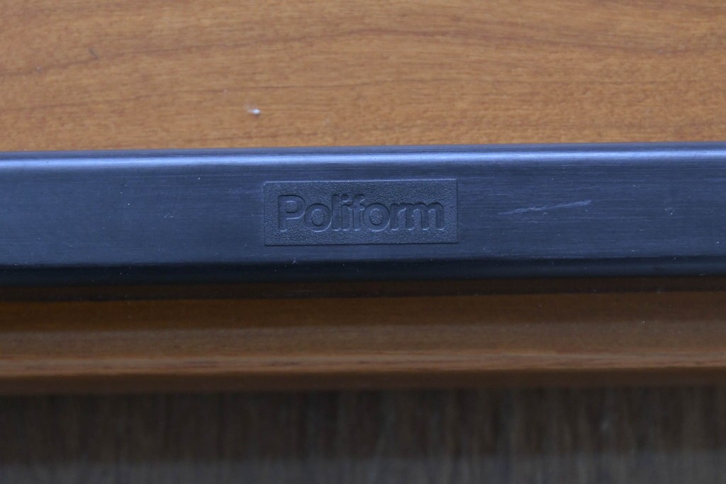 《引き出しユニットの組み立て費込み》　中古　美品　イタリア高級輸入家具　Poliform(ポリフォーム)　チェリー材の温かみのある色合いが映えるモダンデザインのサイドボード　定価約150万円　(R-087267)