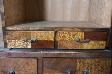 和製アンティーク　引き出しのパーケットリーがお洒落な色ガラス入り本箱　(R-087268)