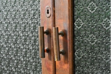 和製アンティーク　引き出しのパーケットリーがお洒落な色ガラス入り本箱　(R-087268)