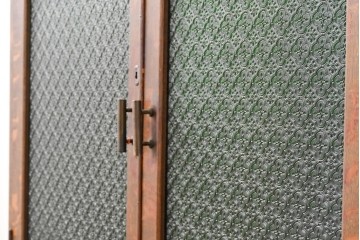 和製アンティーク　引き出しのパーケットリーがお洒落な色ガラス入り本箱　(R-087268)