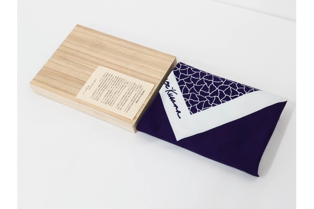 未使用　草間彌生　オリジナル作品　「ぶどう」　深みのある紫色が上品な大判風呂敷　外箱付き　(R-087271)