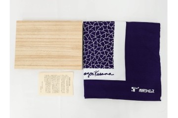 未使用　草間彌生　オリジナル作品　「ぶどう」　深みのある紫色が上品な大判風呂敷　外箱付き　(R-087271)