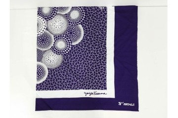 未使用　草間彌生　オリジナル作品　「ぶどう」　深みのある紫色が上品な大判風呂敷　外箱付き　(R-087271)