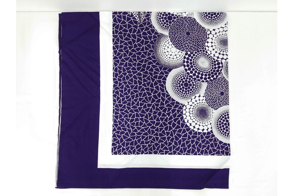 未使用　草間彌生　オリジナル作品　「ぶどう」　深みのある紫色が上品な大判風呂敷　外箱付き　(R-087271)