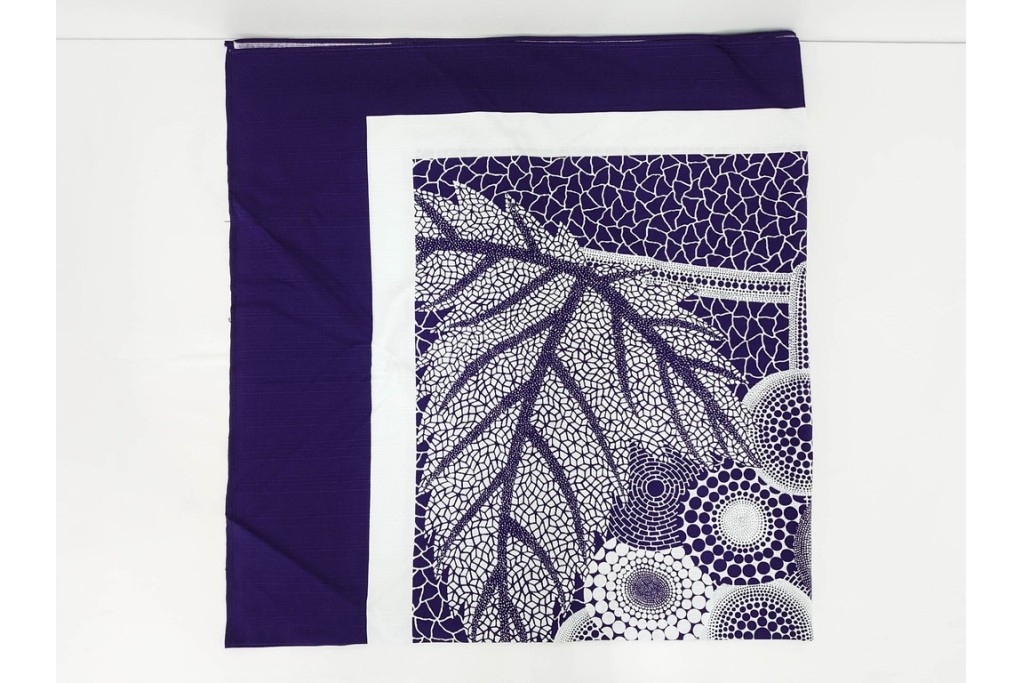 未使用　草間彌生　オリジナル作品　「ぶどう」　深みのある紫色が上品な大判風呂敷　外箱付き　(R-087271)
