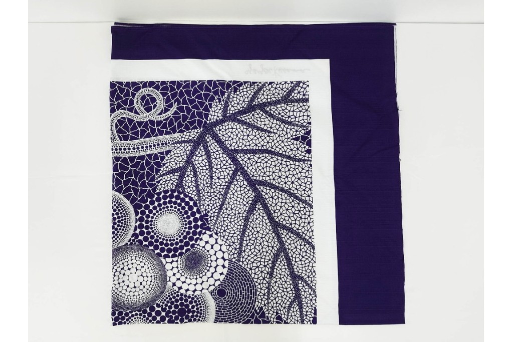 未使用　草間彌生　オリジナル作品　「ぶどう」　深みのある紫色が上品な大判風呂敷　外箱付き　(R-087271)