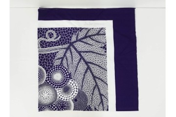 未使用　草間彌生　オリジナル作品　「ぶどう」　深みのある紫色が上品な大判風呂敷　外箱付き　(R-087271)