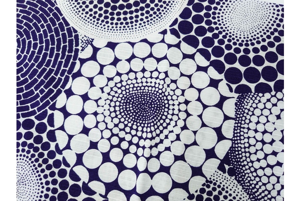 未使用　草間彌生　オリジナル作品　「ぶどう」　深みのある紫色が上品な大判風呂敷　外箱付き　(R-087271)