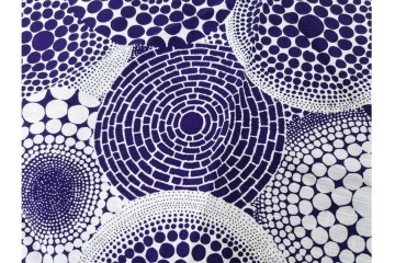 未使用　草間彌生　オリジナル作品　「ぶどう」　深みのある紫色が上品な大判風呂敷　外箱付き　(R-087271)