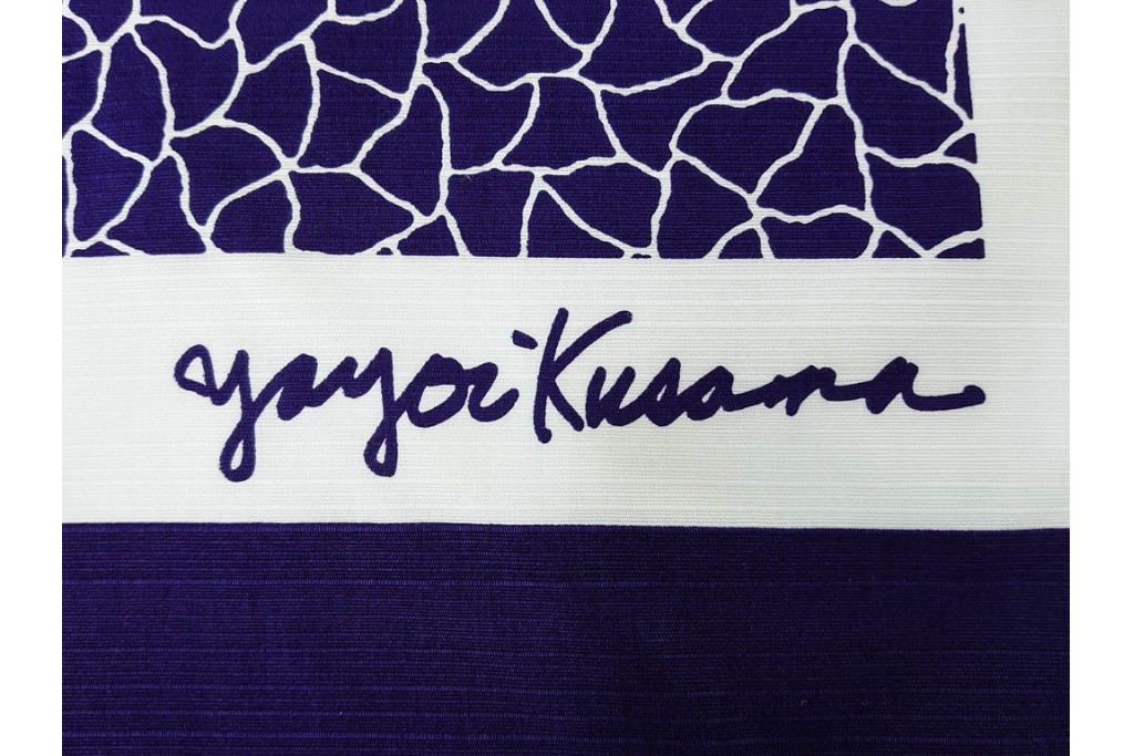 未使用　草間彌生　オリジナル作品　「ぶどう」　深みのある紫色が上品な大判風呂敷　外箱付き　(R-087271)
