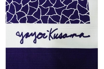 未使用　草間彌生　オリジナル作品　「ぶどう」　深みのある紫色が上品な大判風呂敷　外箱付き　(R-087271)