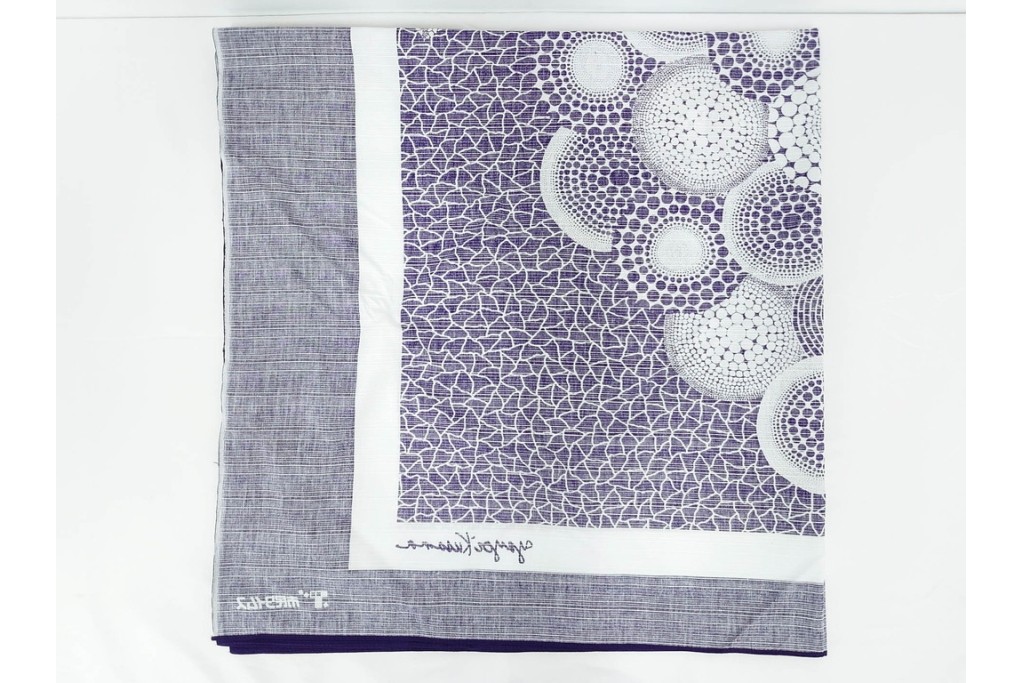 未使用　草間彌生　オリジナル作品　「ぶどう」　深みのある紫色が上品な大判風呂敷　外箱付き　(R-087271)
