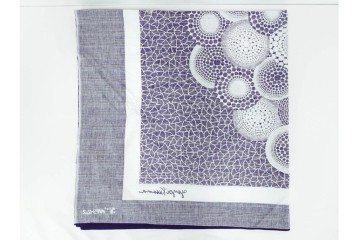 未使用　草間彌生　オリジナル作品　「ぶどう」　深みのある紫色が上品な大判風呂敷　外箱付き　(R-087271)