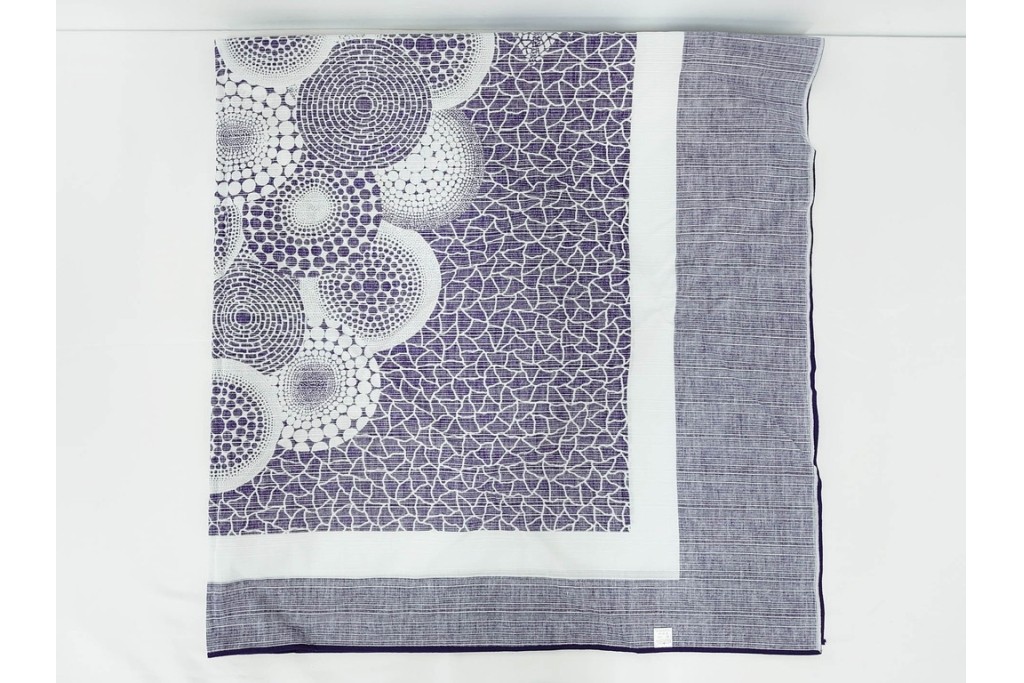 未使用　草間彌生　オリジナル作品　「ぶどう」　深みのある紫色が上品な大判風呂敷　外箱付き　(R-087271)
