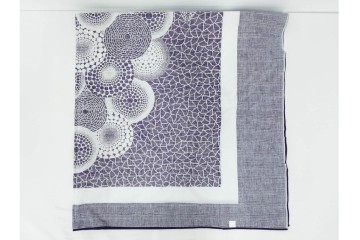 未使用　草間彌生　オリジナル作品　「ぶどう」　深みのある紫色が上品な大判風呂敷　外箱付き　(R-087271)