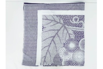 未使用　草間彌生　オリジナル作品　「ぶどう」　深みのある紫色が上品な大判風呂敷　外箱付き　(R-087271)