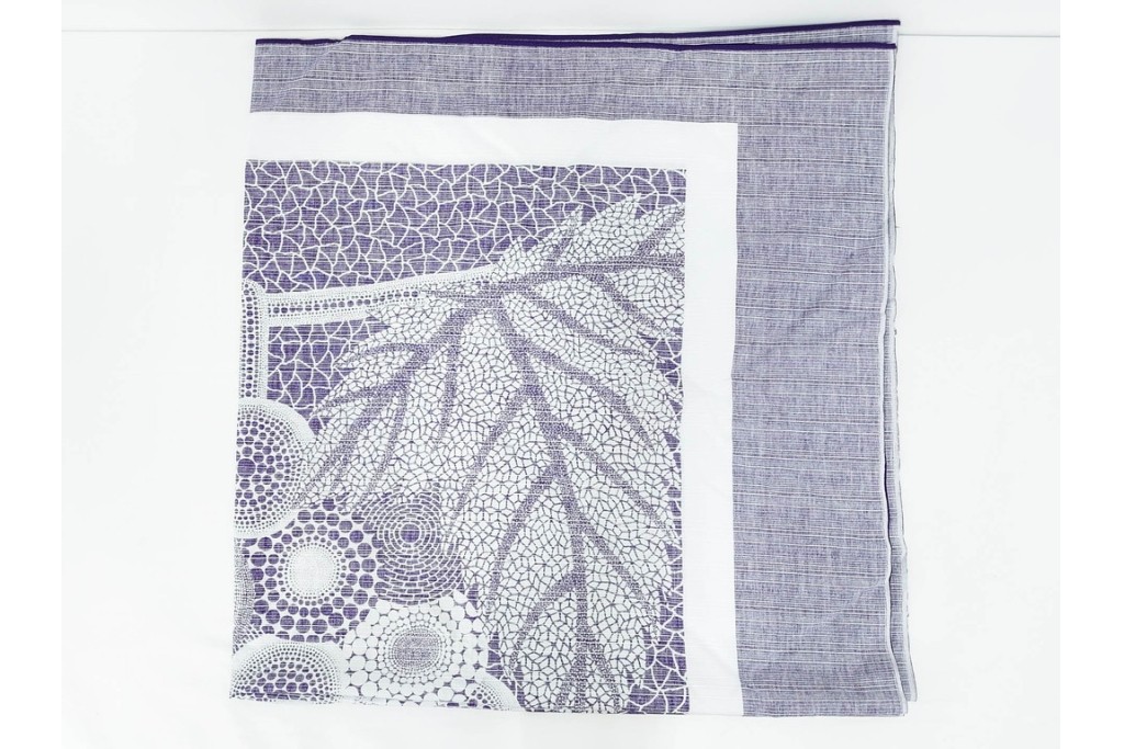 未使用　草間彌生　オリジナル作品　「ぶどう」　深みのある紫色が上品な大判風呂敷　外箱付き　(R-087271)