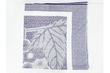 未使用　草間彌生　オリジナル作品　「ぶどう」　深みのある紫色が上品な大判風呂敷　外箱付き　(R-087271)