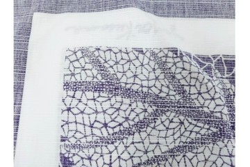 未使用　草間彌生　オリジナル作品　「ぶどう」　深みのある紫色が上品な大判風呂敷　外箱付き　(R-087271)