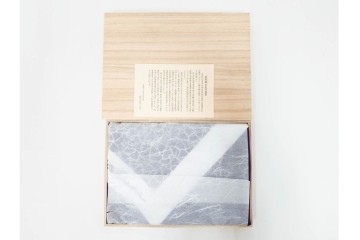 未使用　草間彌生　オリジナル作品　「ぶどう」　深みのある紫色が上品な大判風呂敷　外箱付き　(R-087271)