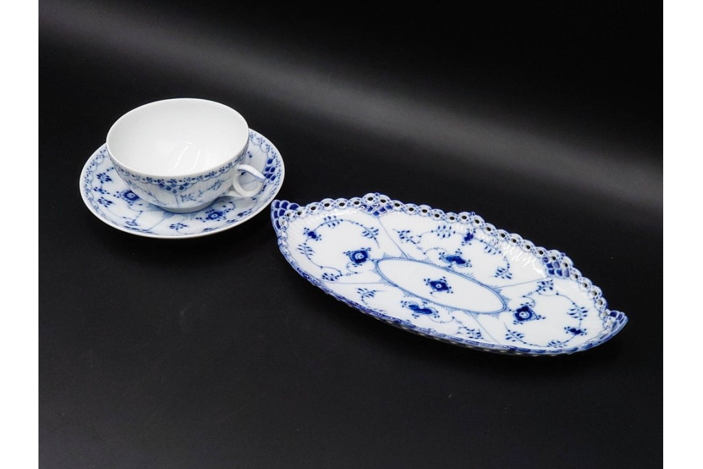 デンマーク製　ROYAL COPENHAGEN(ロイヤルコペンハーゲン)　ブルーフルーテッド　フルレースのピックルディッシュ・ハーフレースのティーカップ&ソーサーのセット　定価(2点合計)約9万9千円　(R-087288)