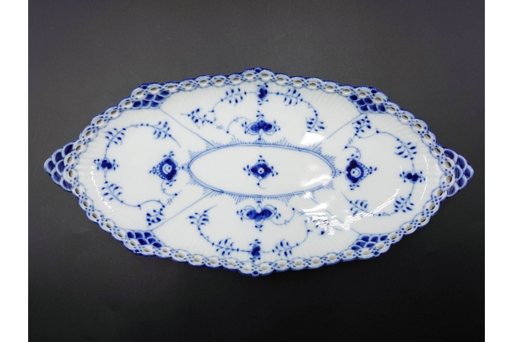 デンマーク製　ROYAL COPENHAGEN(ロイヤルコペンハーゲン)　ブルーフルーテッド　フルレースのピックルディッシュ・ハーフレースのティーカップ&ソーサーのセット　定価(2点合計)約9万9千円　(R-087288)