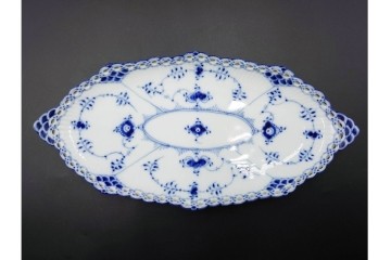 デンマーク製　ROYAL COPENHAGEN(ロイヤルコペンハーゲン)　ブルーフルーテッド　フルレースのピックルディッシュ・ハーフレースのティーカップ&ソーサーのセット　定価(2点合計)約9万9千円　(R-087288)