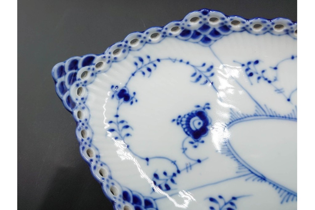 デンマーク製　ROYAL COPENHAGEN(ロイヤルコペンハーゲン)　ブルーフルーテッド　フルレースのピックルディッシュ・ハーフレースのティーカップ&ソーサーのセット　定価(2点合計)約9万9千円　(R-087288)