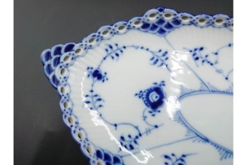 デンマーク製　ROYAL COPENHAGEN(ロイヤルコペンハーゲン)　ブルーフルーテッド　フルレースのピックルディッシュ・ハーフレースのティーカップ&ソーサーのセット　定価(2点合計)約9万9千円　(R-087288)