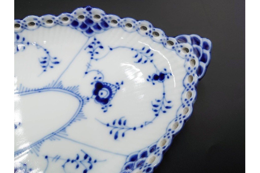 デンマーク製　ROYAL COPENHAGEN(ロイヤルコペンハーゲン)　ブルーフルーテッド　フルレースのピックルディッシュ・ハーフレースのティーカップ&ソーサーのセット　定価(2点合計)約9万9千円　(R-087288)