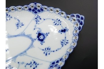 デンマーク製　ROYAL COPENHAGEN(ロイヤルコペンハーゲン)　ブルーフルーテッド　フルレースのピックルディッシュ・ハーフレースのティーカップ&ソーサーのセット　定価(2点合計)約9万9千円　(R-087288)