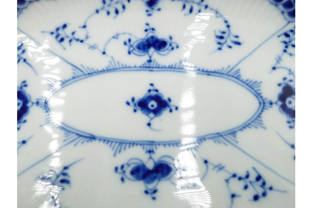 デンマーク製　ROYAL COPENHAGEN(ロイヤルコペンハーゲン)　ブルーフルーテッド　フルレースのピックルディッシュ・ハーフレースのティーカップ&ソーサーのセット　定価(2点合計)約9万9千円　(R-087288)