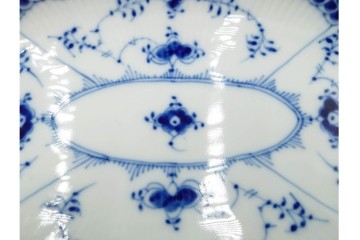 デンマーク製　ROYAL COPENHAGEN(ロイヤルコペンハーゲン)　ブルーフルーテッド　フルレースのピックルディッシュ・ハーフレースのティーカップ&ソーサーのセット　定価(2点合計)約9万9千円　(R-087288)